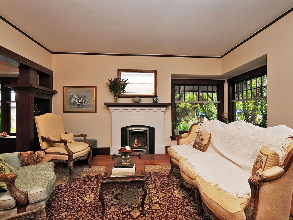 chandler02.jpg - 90764 Bytes