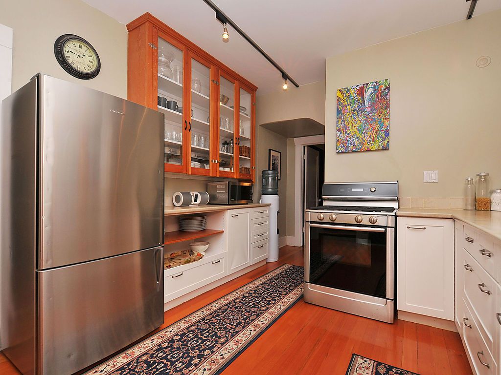 chandler02.jpg - 90764 Bytes