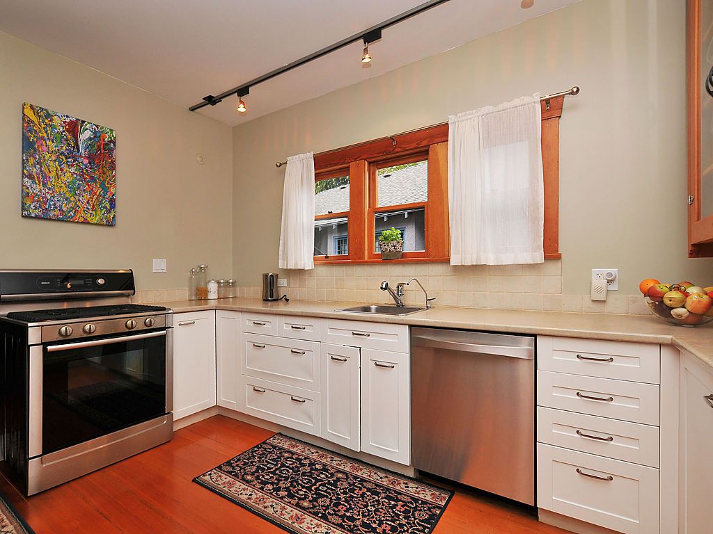 chandler04.jpg - 170953 Bytes