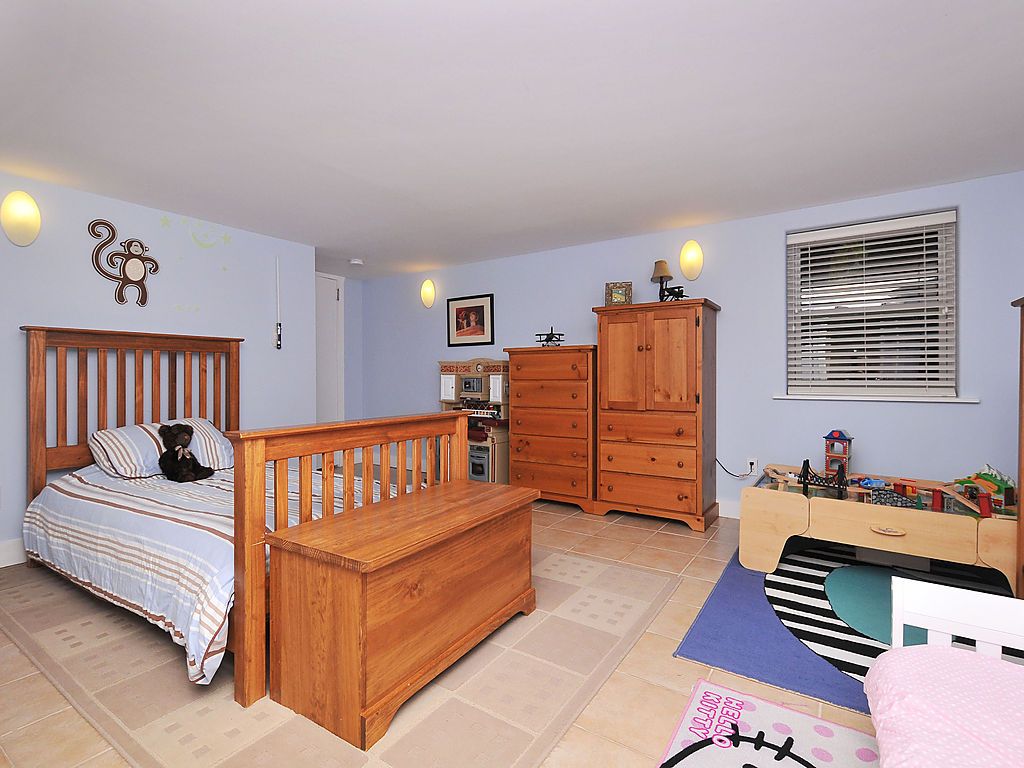 chandler03.jpg - 175067 Bytes