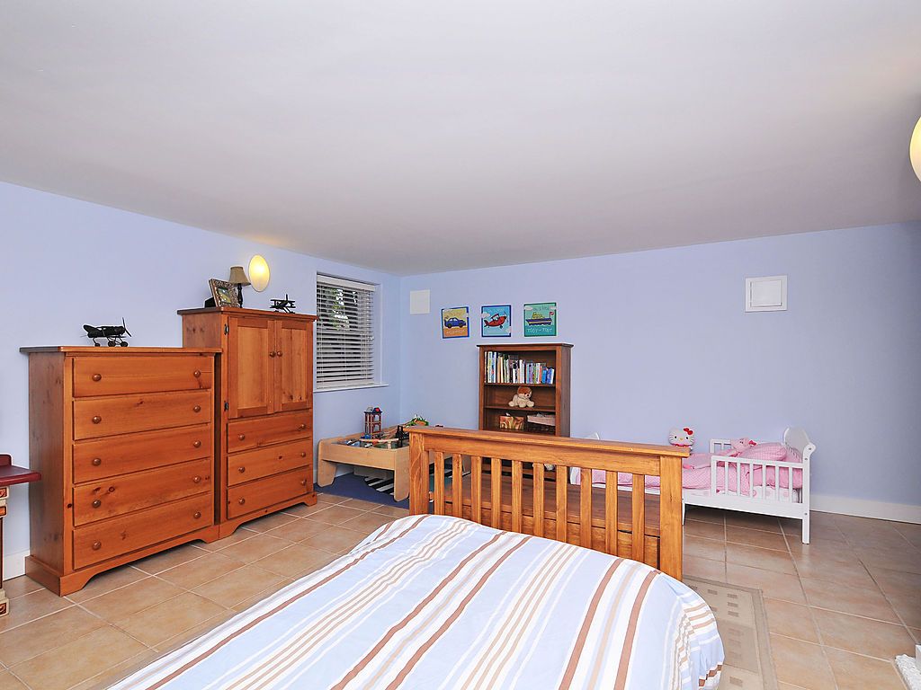 chandler04.jpg - 170953 Bytes