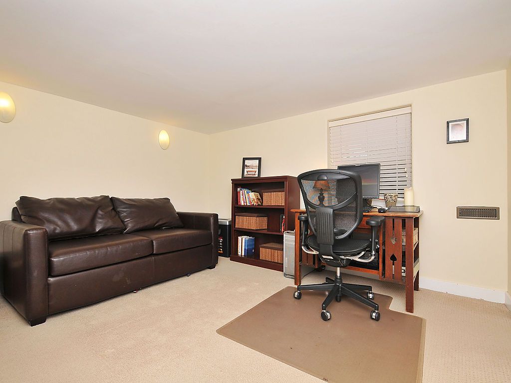 chandler01.jpg - 201924 Bytes