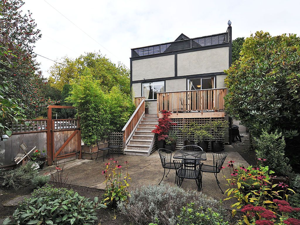 chandler03.jpg - 175067 Bytes